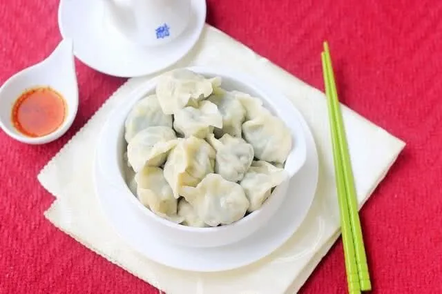 煮“速冻饺子”的时候，用开水还是冷水？教你正确方法，饺子不粘锅不露馅