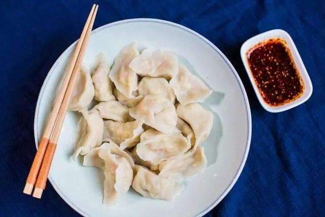 煮“速冻饺子”的时候，用开水还是冷水？教你正确方法，饺子不粘锅不露馅