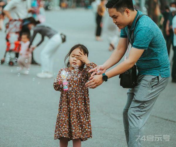 心理学发现，孩子和父亲的关系，会影响他20年后的命运