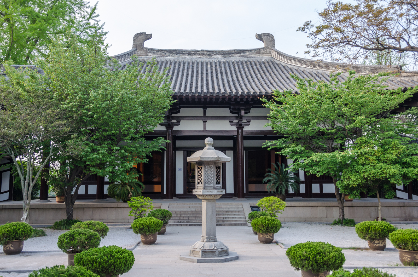 大明寺内有一座鉴真纪念堂,唐朝时期的高僧鉴真是中国和日本文化传播