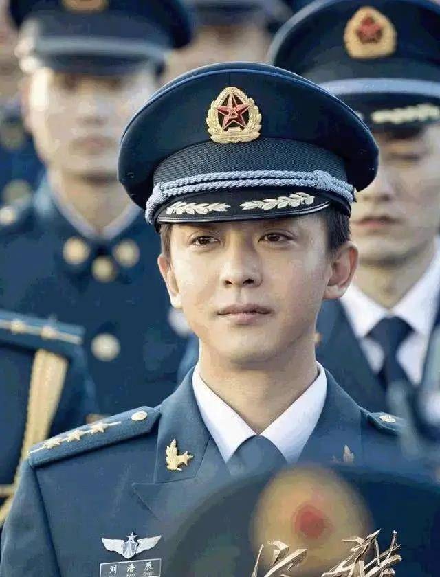 李佳航偷偷演了多少戏？别就知道张伟，最后才是颜值巅峰
