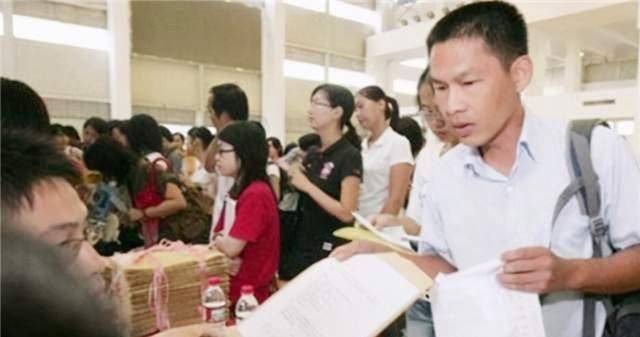 三轮车夫高中学历，指出北大古汉语家一处错误，被复旦录为博士
