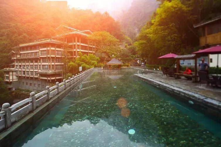 泡龙胜天然温泉，住桂林龙胜温泉度假中心酒店，享烟雾中的诗情画意，接受大自然的洗礼！