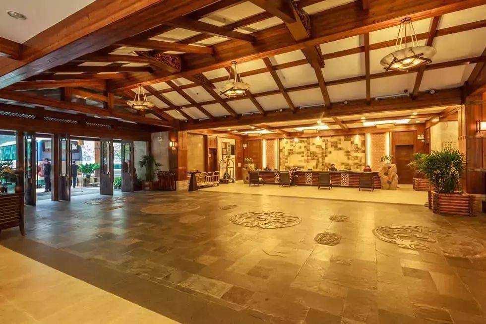泡龙胜天然温泉，住桂林龙胜温泉度假中心酒店，享烟雾中的诗情画意，接受大自然的洗礼！