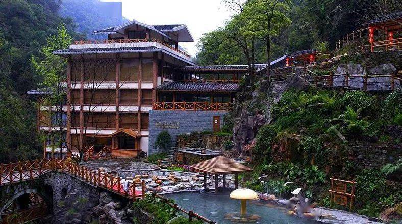 泡龙胜天然温泉，住桂林龙胜温泉度假中心酒店，享烟雾中的诗情画意，接受大自然的洗礼！