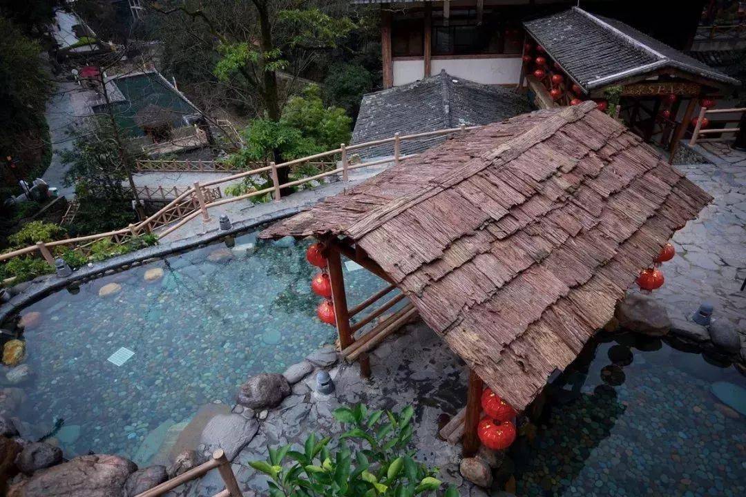 泡龙胜天然温泉，住桂林龙胜温泉度假中心酒店，享烟雾中的诗情画意，接受大自然的洗礼！