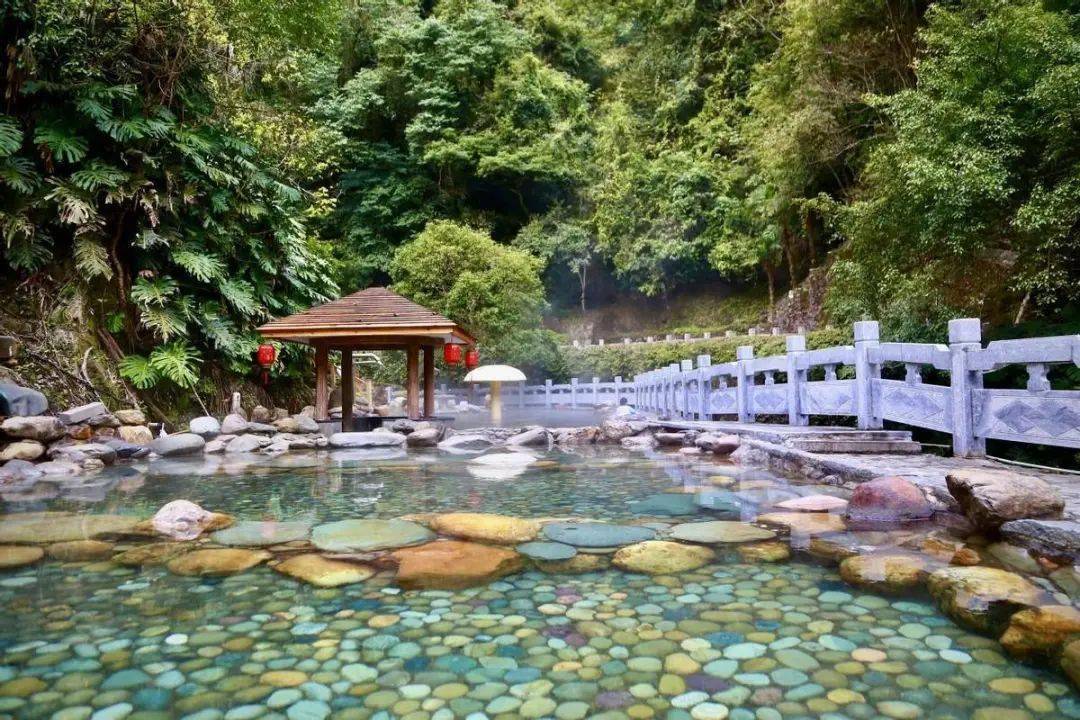 泡龙胜天然温泉，住桂林龙胜温泉度假中心酒店，享烟雾中的诗情画意，接受大自然的洗礼！