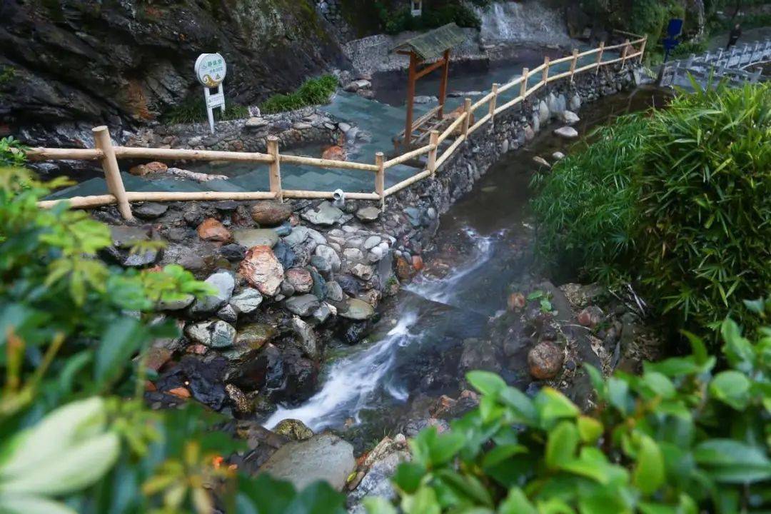 泡龙胜天然温泉，住桂林龙胜温泉度假中心酒店，享烟雾中的诗情画意，接受大自然的洗礼！