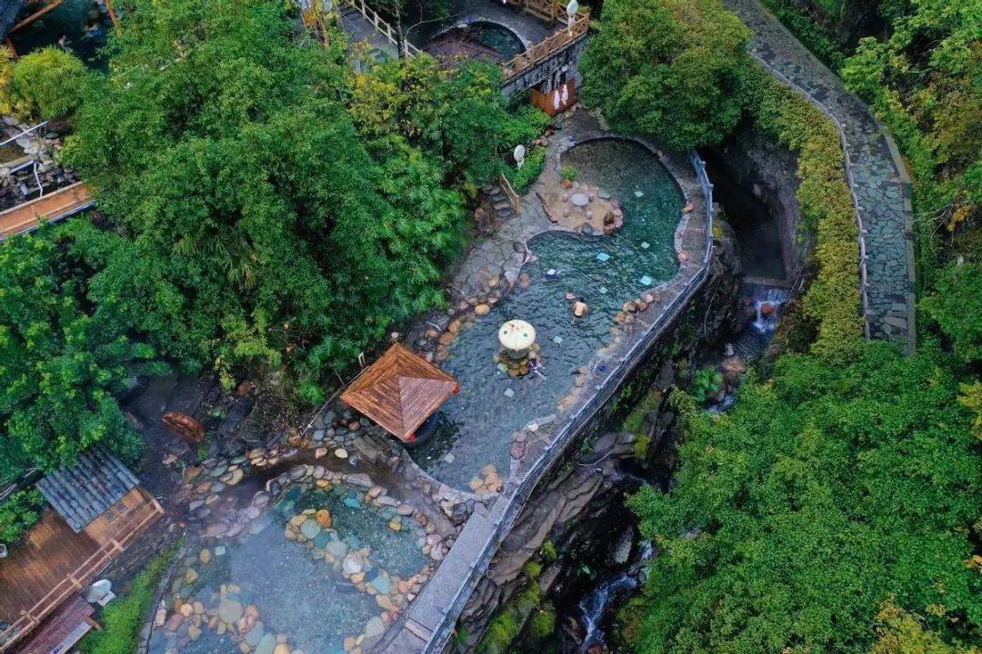 泡龙胜天然温泉，住桂林龙胜温泉度假中心酒店，享烟雾中的诗情画意，接受大自然的洗礼！