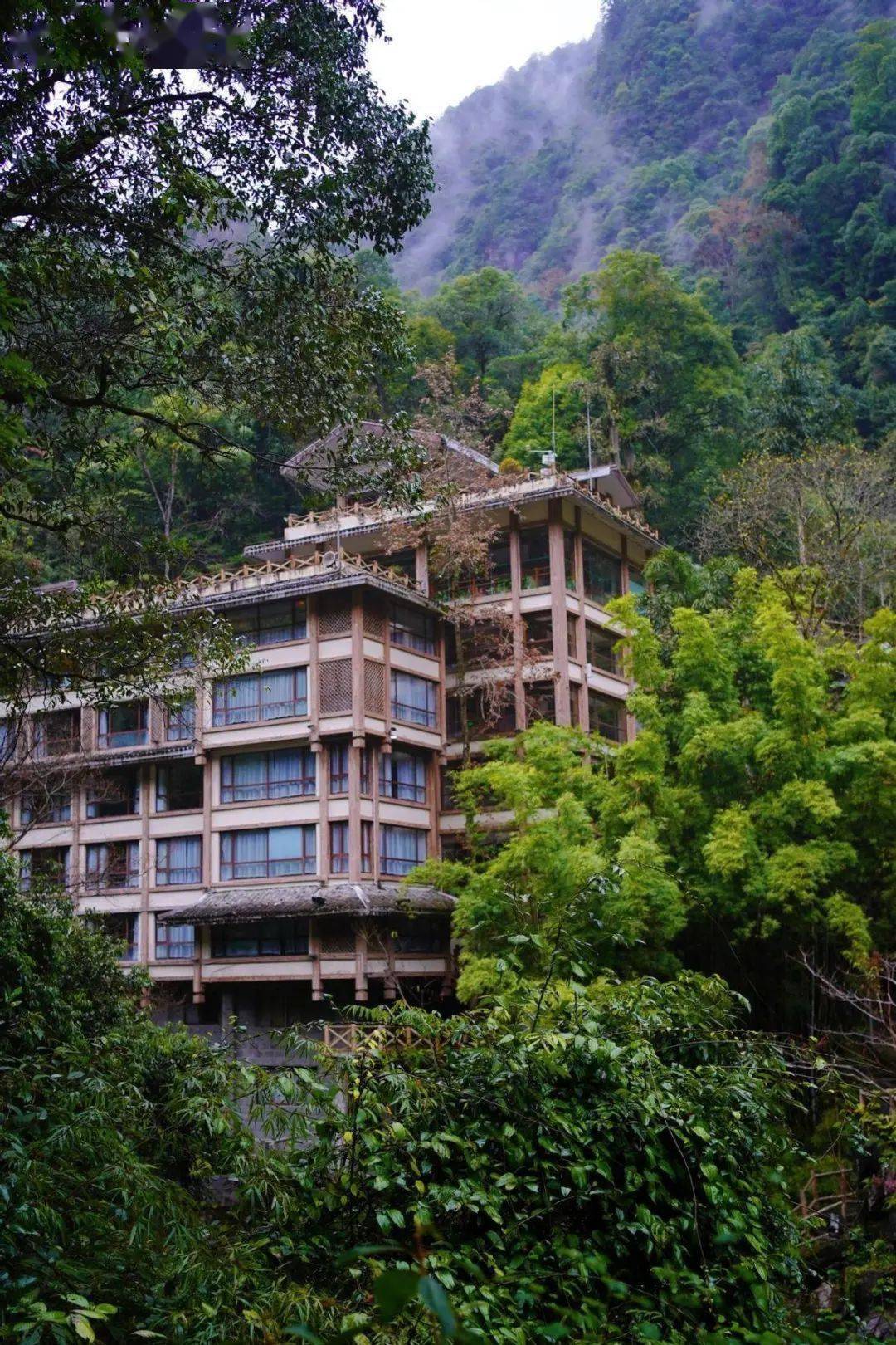 泡龙胜天然温泉，住桂林龙胜温泉度假中心酒店，享烟雾中的诗情画意，接受大自然的洗礼！