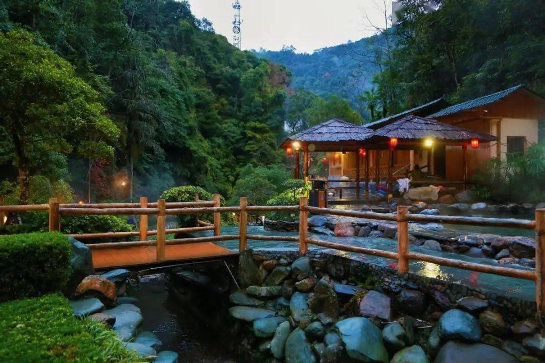 泡龙胜天然温泉，住桂林龙胜温泉度假中心酒店，享烟雾中的诗情画意，接受大自然的洗礼！