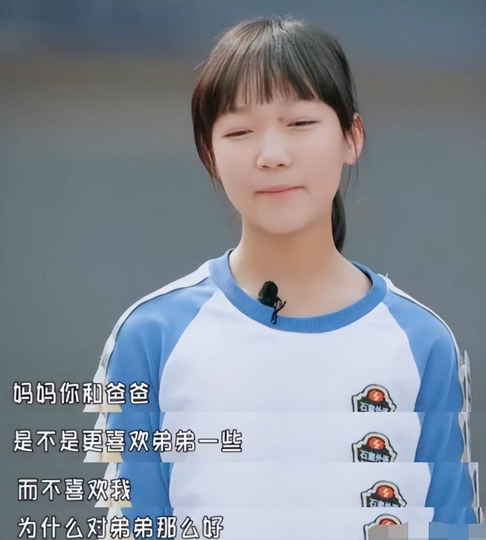 “我的心都快破了”，女儿哭着控诉妈妈只偏心弟弟，网友直呼心疼
