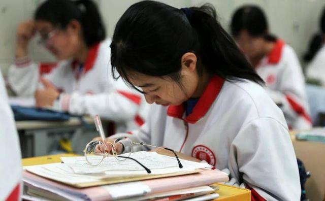 武汉大二女生上网课，因名字特殊而受到关注，老师还以为是网名
