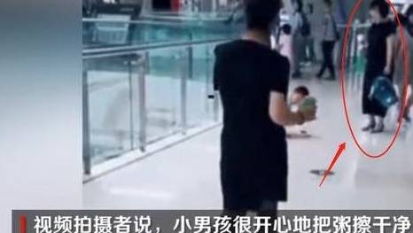 儿子在商场打翻了粥，孩子的做法，被围观顾客疯狂点赞