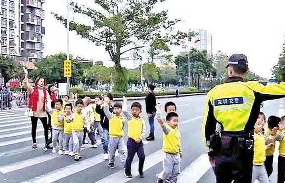 儿子在商场打翻了粥，孩子的做法，被围观顾客疯狂点赞