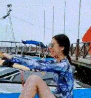 搞笑GIF：无论小姐姐唱的什么歌都好听