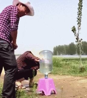 搞笑GIF：无论小姐姐唱的什么歌都好听