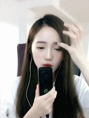 搞笑GIF：无论小姐姐唱的什么歌都好听