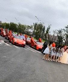 搞笑GIF：无论小姐姐唱的什么歌都好听