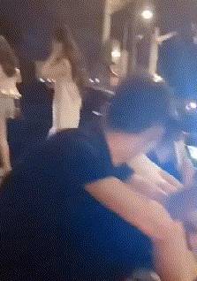 搞笑GIF：无论小姐姐唱的什么歌都好听