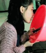 搞笑GIF：无论小姐姐唱的什么歌都好听