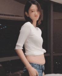 搞笑GIF：无论小姐姐唱的什么歌都好听