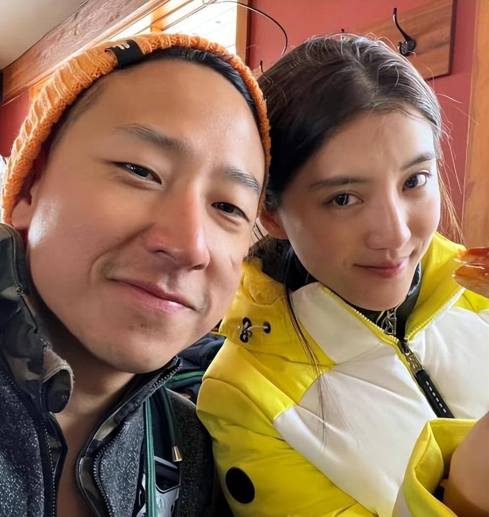 林峰女儿第一次用刀叉吃西餐，张馨月被批穿衣太土气激怒粉丝