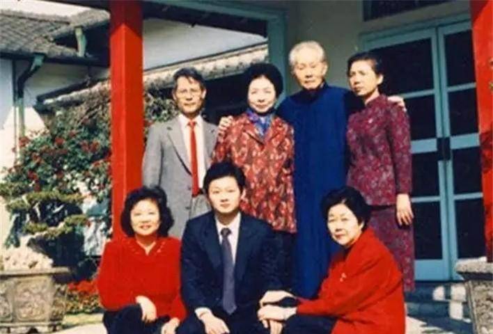 孙立人：被软禁33年，得“大小乔”相伴，卖荔枝养家，子女皆学霸