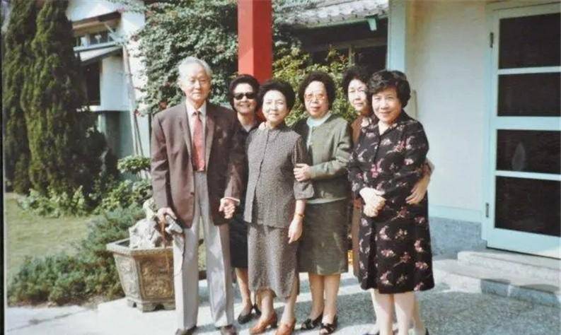 孙立人：被软禁33年，得“大小乔”相伴，卖荔枝养家，子女皆学霸
