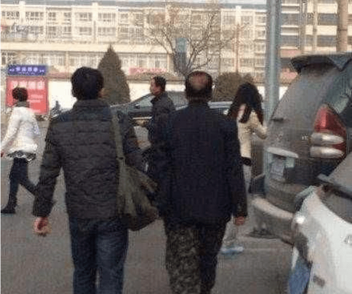 爆笑gif图：超市大妈，你们的想象力越来越丰富了