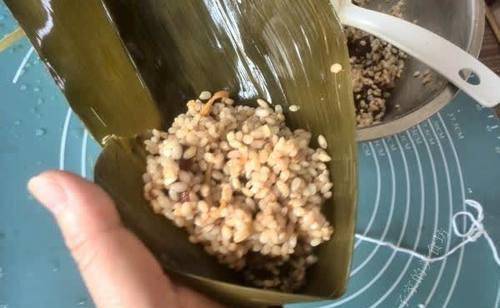 粽子这么包，老少都喜欢，香气扑鼻又Q弹，宝宝也能吃2个，干净