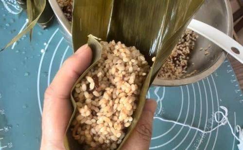 粽子这么包，老少都喜欢，香气扑鼻又Q弹，宝宝也能吃2个，干净