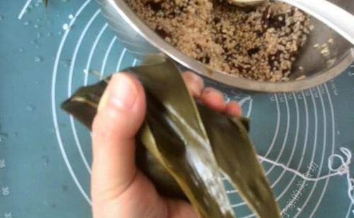 粽子这么包，老少都喜欢，香气扑鼻又Q弹，宝宝也能吃2个，干净