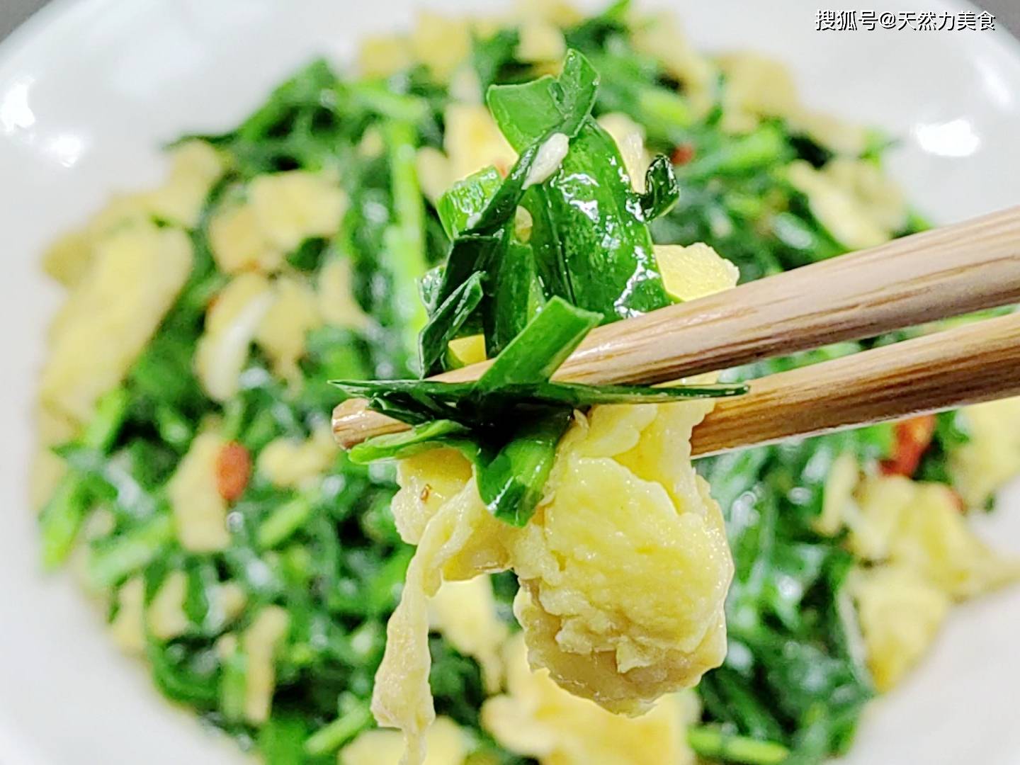 韭菜炒鸡蛋的正确做法，鸡蛋滑嫩超好吃，韭菜鲜嫩入味不出水