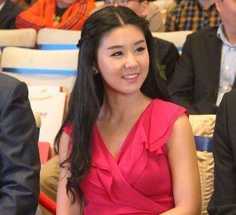 她15岁出道21岁走红，跟丈夫结婚6年仍恩爱，如今34岁像18岁姑娘
