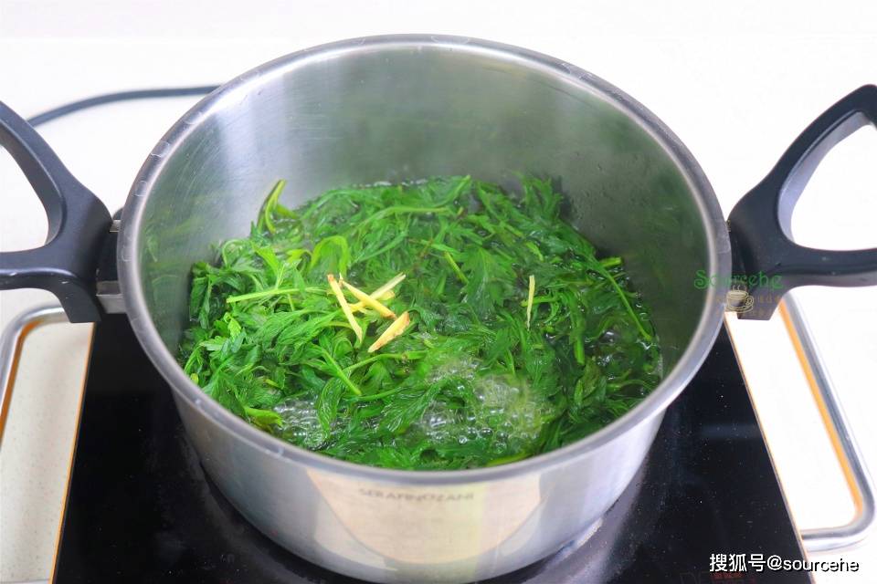 每年清明节，我家必做的咸味青团，软糯咸香，比甜味的好吃多了