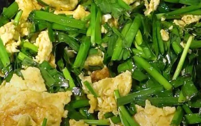 “韭菜炒鸡蛋”有技巧，这样做出来鸡蛋鲜香，韭菜翠绿，太香了