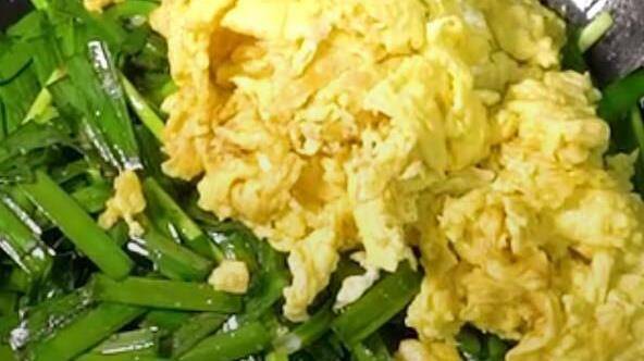 “韭菜炒鸡蛋”有技巧，这样做出来鸡蛋鲜香，韭菜翠绿，太香了
