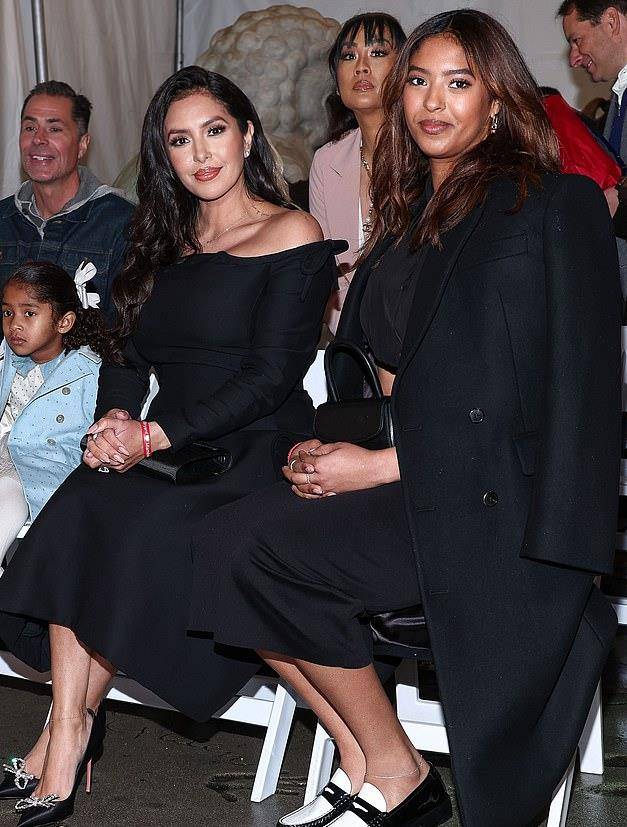 科比遗孀带三个女儿走红毯！她穿露肩裙好妩媚，女儿们长得太像爸