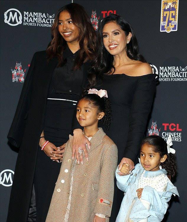 科比遗孀带三个女儿走红毯！她穿露肩裙好妩媚，女儿们长得太像爸