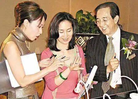 赌王三太戴上亿翡翠，泼天的富贵靠珠宝堆！为什么贵妇都爱翡翠？