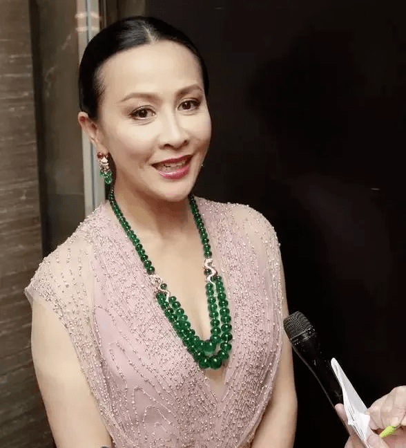 赌王三太戴上亿翡翠，泼天的富贵靠珠宝堆！为什么贵妇都爱翡翠？