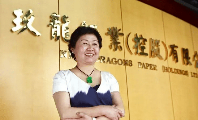 赌王三太戴上亿翡翠，泼天的富贵靠珠宝堆！为什么贵妇都爱翡翠？