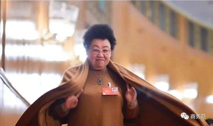 赌王三太戴上亿翡翠，泼天的富贵靠珠宝堆！为什么贵妇都爱翡翠？