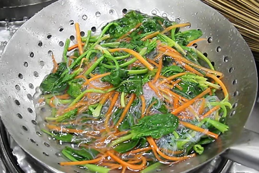 果仁菠菜的做法_菠菜的做法_菠菜紫菜蛋花汤的做法