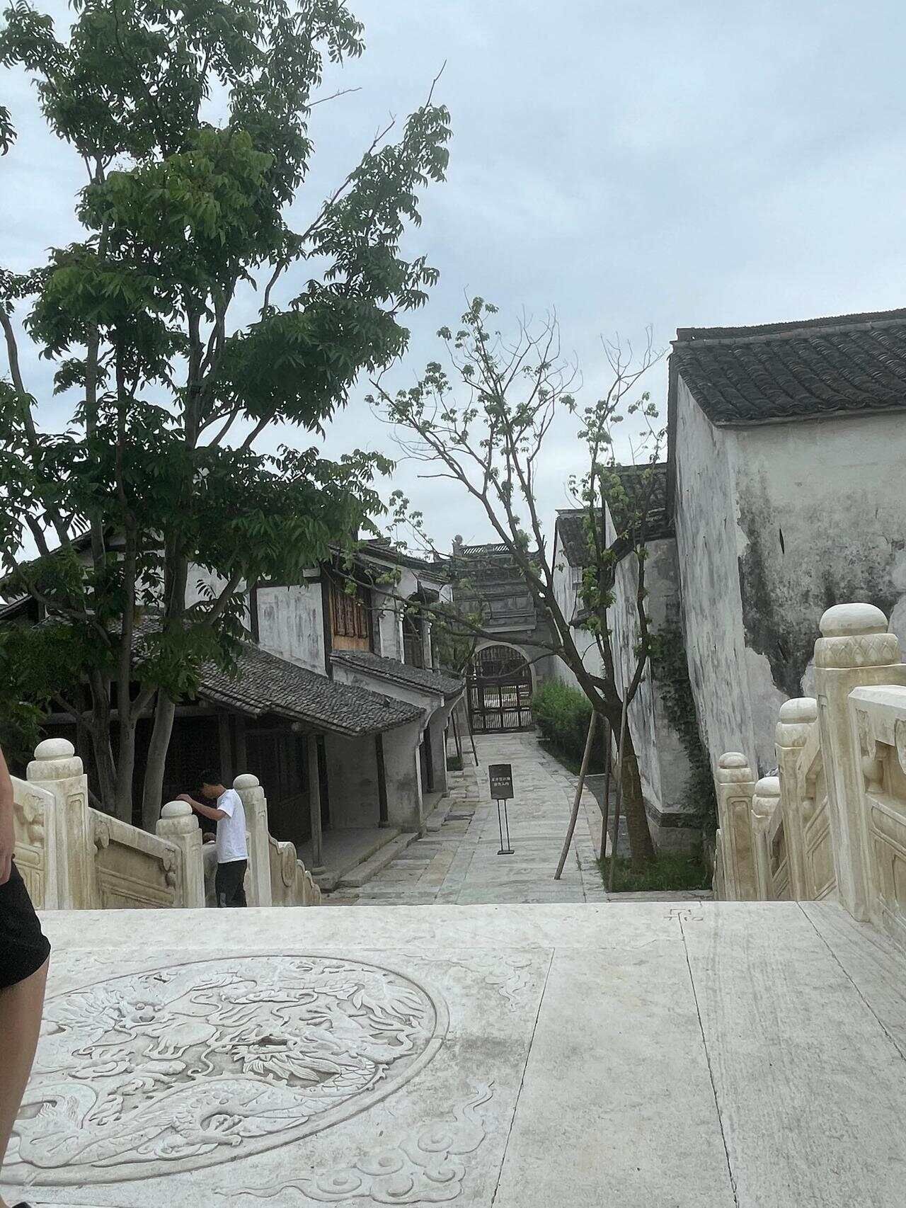 网上流传着一位叫夏虫意难平的网友写的一篇东西，题目叫：人一辈...
