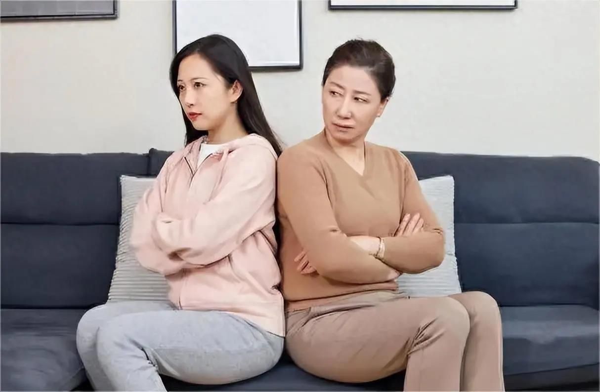 女子嫌丈夫穷，把陪嫁车送回娘家，丈夫蹬三轮富贵后，她哭求和好