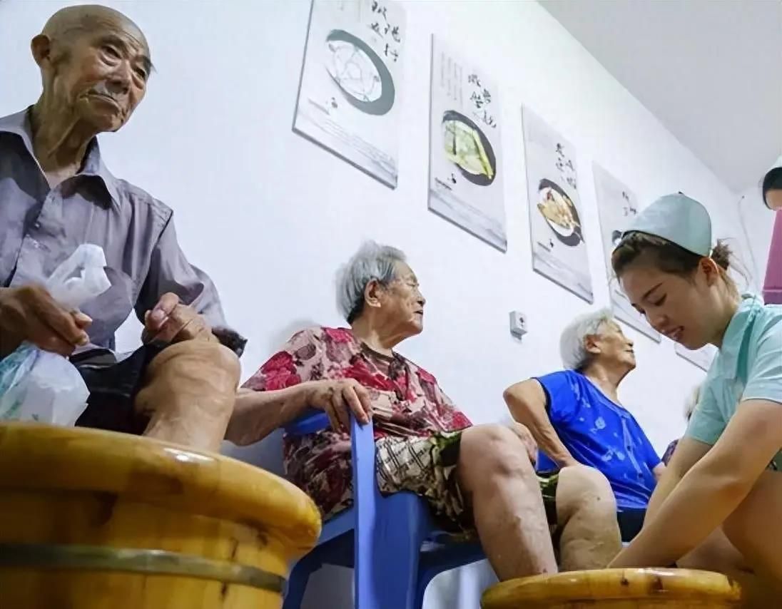 女子嫌丈夫穷，把陪嫁车送回娘家，丈夫蹬三轮富贵后，她哭求和好