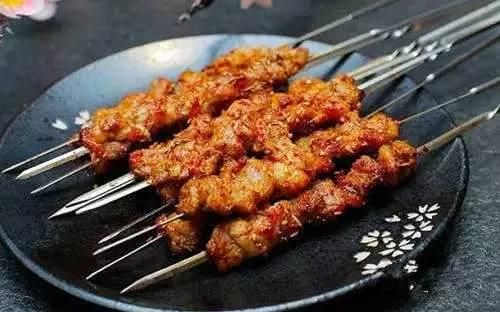 羊肉串的烤制技术的详解，老远就能闻到香味